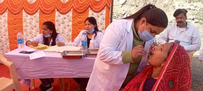 पेसिफिक मेडिकल कॉलेज के निशुल्क स्वास्थ्य शिविर में उमड़ी भीड़