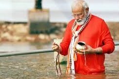 पीएम मोदी की संगम में डुबकी पीएम मोदी की संगम में डुबकी