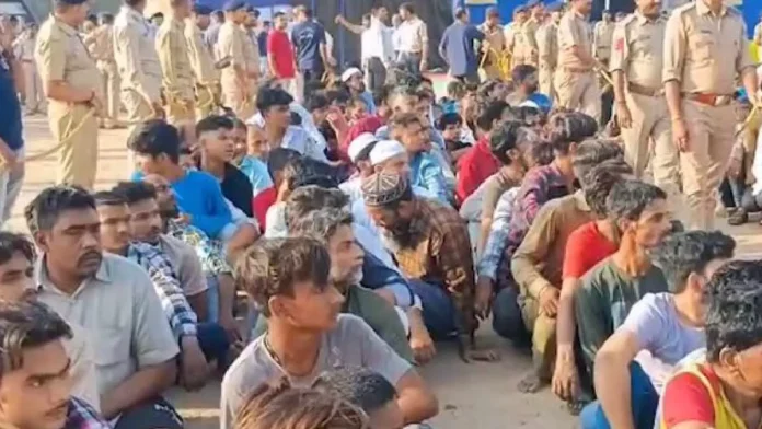 गुजरात में गिरफ्तार किए गए अवैध बांग्लादेशी शरणार्थी।