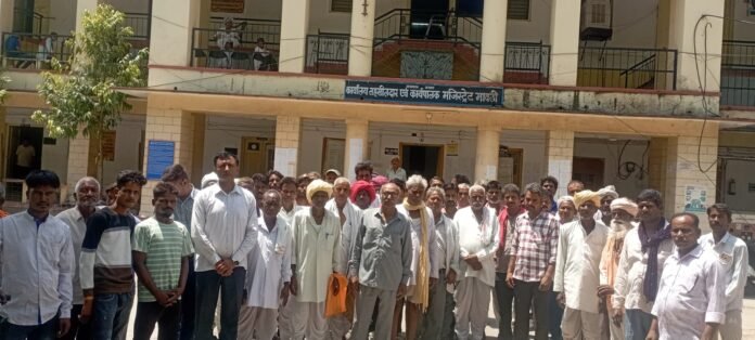 ग्रामीणों का उपखंड कार्यालय पर प्रदर्शन
