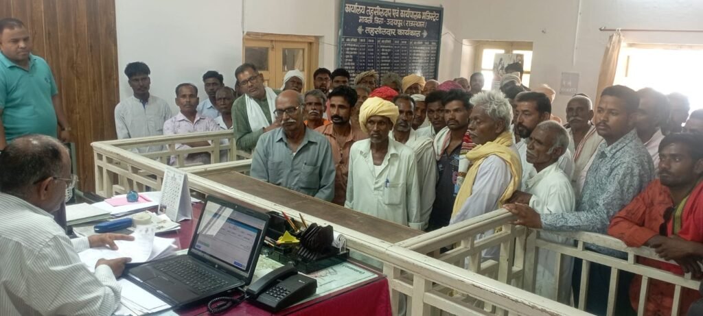 ग्रामीणों का उपखंड कार्यालय पर प्रदर्शन