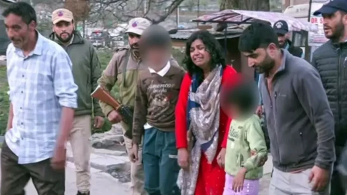 Pahalgam Attack: पहलगाम हमले के बाद मिठाई बांटने के आरोप में एम्स के डाक्टर पर मुकदमा दर्ज.