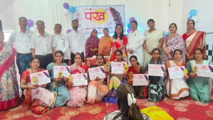 पंख महिला सशक्तिकरण सिलाई केंद्र में समापन समारोह एवं नए सत्र के शुभारंभ के दौरान उपस्थित प्रशिक्षु महिलाएं और अतिथि