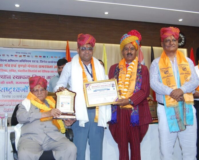 राजस्थान समरसता गौरव अवार्ड लेते हुए समाजसेवी आशीष कुमार जैन