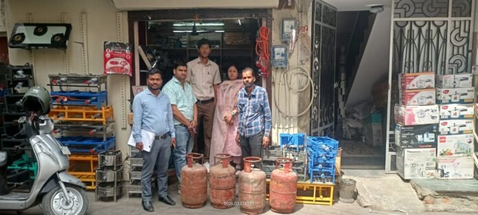 नेहरू बाजार में रसद विभाग की छापेमारी में जब्त गैस सिलेंडर