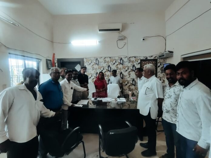 दो दिन से बंद रोड लाइटों को लेकर कांग्रेस का आक्रोश प्रदर्शन