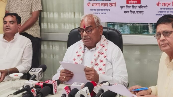 12वीं के सभी संकायों का परीक्षा परिणाम जारी ऑनलाइन रिजल्ट चेक करते छात्र