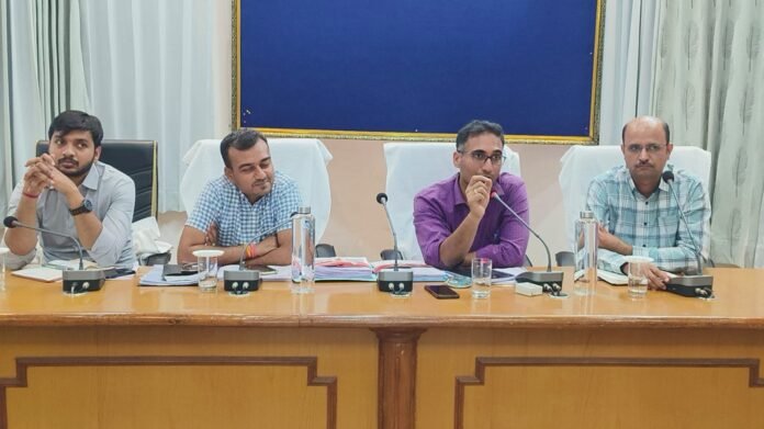 जिला कलक्टर द्वारा ई-फाइलिंग और संपर्क पोर्टल शिकायत निस्तारण पर जोर देते हुए बैठक दृश्य