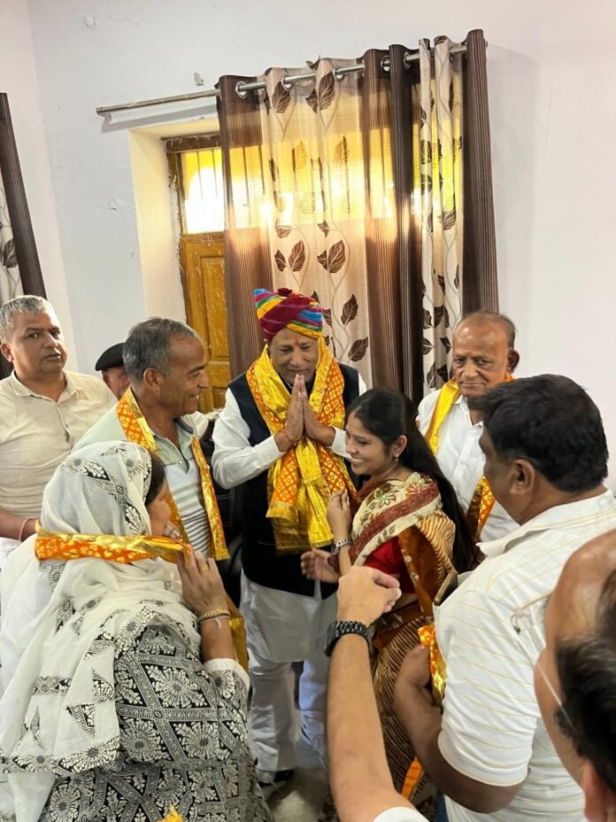 ओपी अग्रवाल द्वारा फतहनगर के राजकीय उच्च माध्यमिक विद्यालय को गोद लेने और 2 करोड़ सहयोग घोषणा का दृश्य