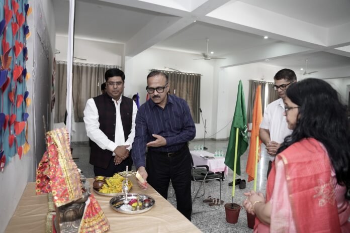 न्यायिक अधिकारी स्कूल में बच्चों को कानूनी प्रावधान समझाते हुए