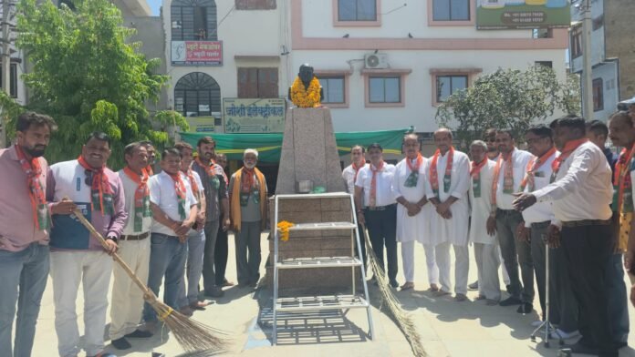 अम्बेडकर जयंती पर भाजपा कार्यकर्ताओं द्वारा स्वच्छता अभियान, दुग्धाभिषेक और माल्यार्पण करते हुए दृश्य