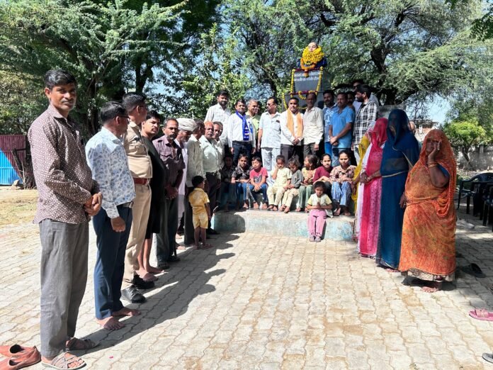 वासनी कलां में अंबेडकर जयंती पर माल्यार्पण करते लोग