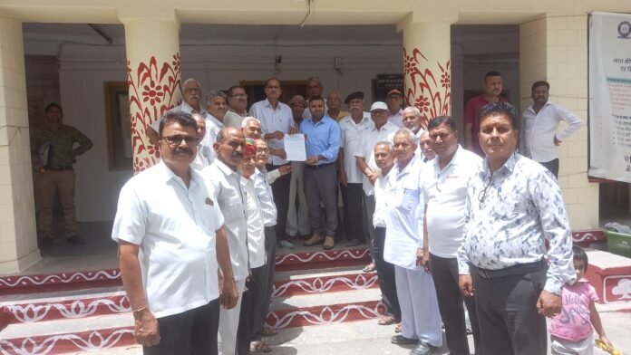 पेंशनर समाज के प्रतिनिधि मावली नायब तहसीलदार को आरजीएचएस सुविधाएं निर्बाध जारी रखने हेतु ज्ञापन सौंपते हुए।
