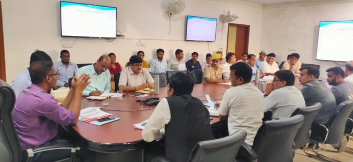 उदयपुर जिला कलेक्टर मानसून से पहले नालों की सफाई और जलभराव रोकने के लिए प्रशासनिक बैठक में निर्देश देते हुए।